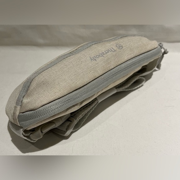 United Airlines Polaris Class Therabody Crossbody Inflight Amenity Bag - Picture 12 of 15